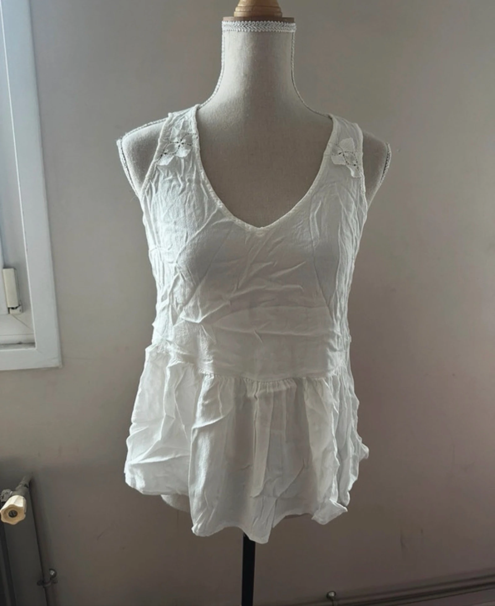 Top sans manches blanc col V dentelle - S